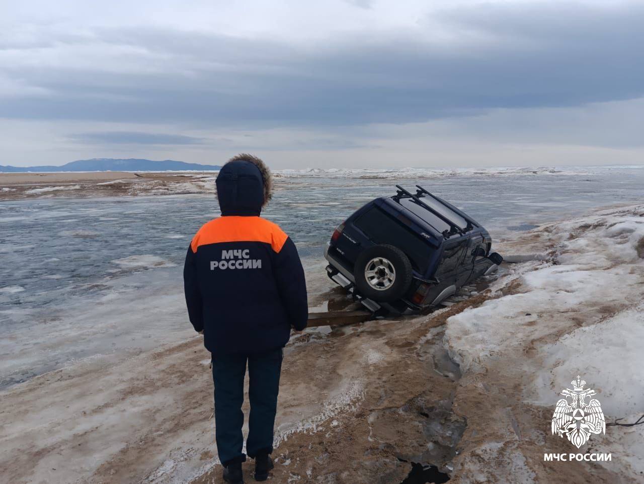 В Бурятии сразу два автомобиля ушли под лед В Бурятии сразу два автомобиля ушли под лед