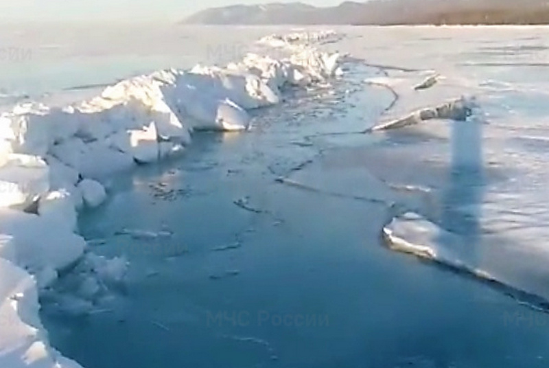 В Бурятии на льду Байкала образовалась трещина длиной около 5 км