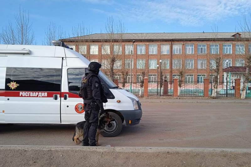 В Улан-Удэ взрывотехники обследовали восемь школ и детсад В Улан-Удэ взрывотехники обследовали восемь школ и детсад