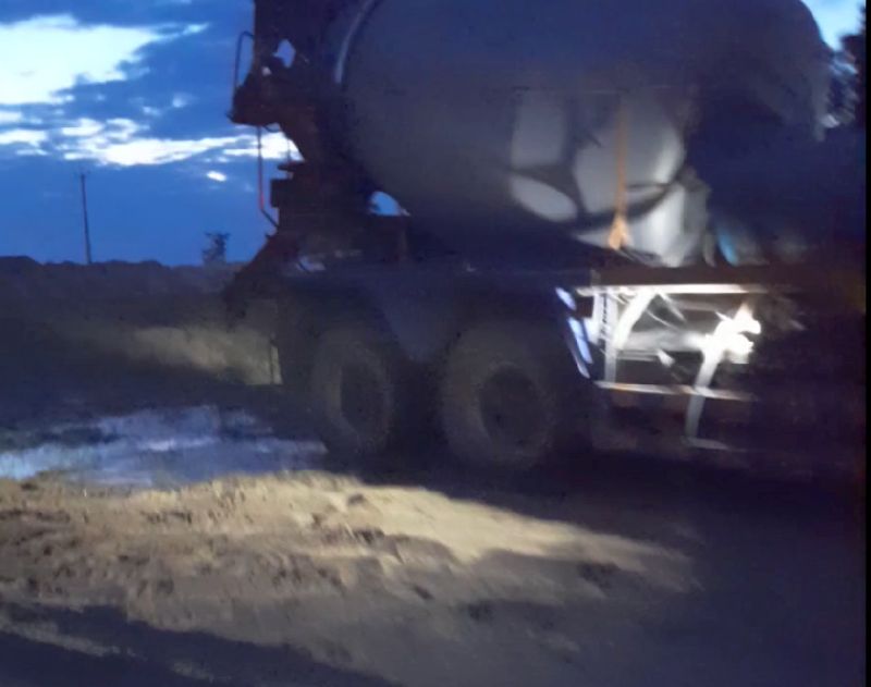 В Улан-Удэ водитель бетономешалки слил остатки бетона напротив детского сада В Улан-Удэ водитель бетономешалки слил остатки бетона напротив детского сада