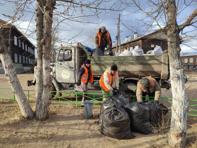 В Улан-Удэ устраняют последствия шквалистого ветра В Улан-Удэ устраняют последствия шквалистого ветра