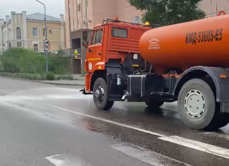 В Улан-Удэ из-за жары начали поливать дороги