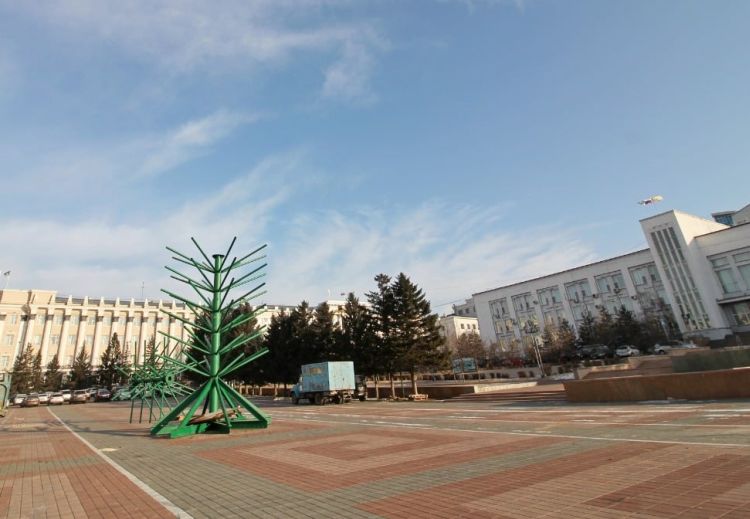 В мэрии Улан-Удэ похвастались длиной елки В мэрии Улан-Удэ похвастались длиной елки