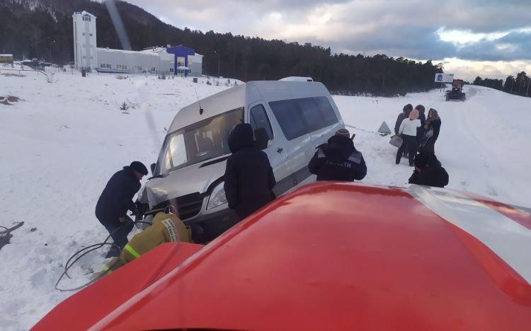 В Бурятии автобус с пассажирами слетел в кювет В Бурятии автобус с пассажирами слетел в кювет
