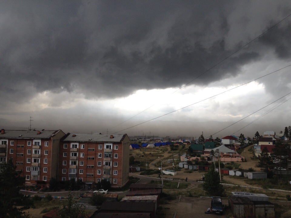 В Улан-Удэ сильный ливень оставил без света половину города