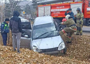 На Верхней Березовке в Улан-Удэ легковушка снесла столб