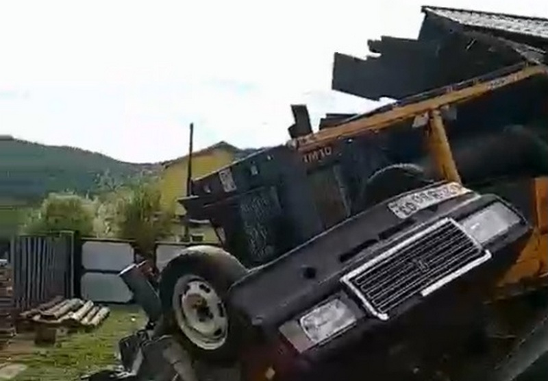 В Закаменске пьяный тракторист снес полдома В Закаменске пьяный тракторист снес полдома