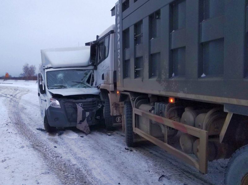 На трассе в Бурятии столкнулись два грузовика
