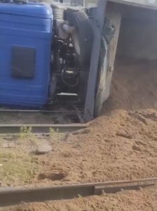 Перевернувшийся грузовик перекрыл движение трамваев в Улан-Удэ