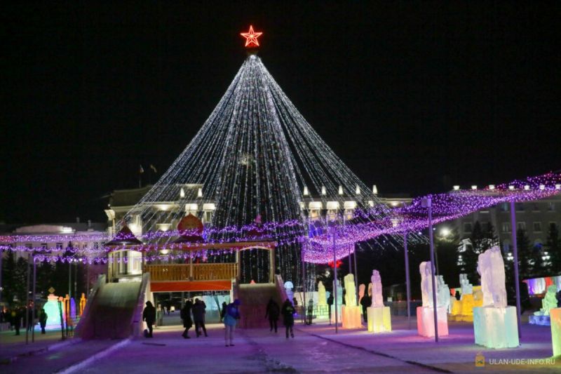В Улан-Удэ в понедельник начнут сносить ледовый городок В Улан-Удэ в понедельник начнут сносить ледовый городок