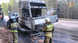 На трассе в Бурятии больше часа тушили загоревшийся грузовик