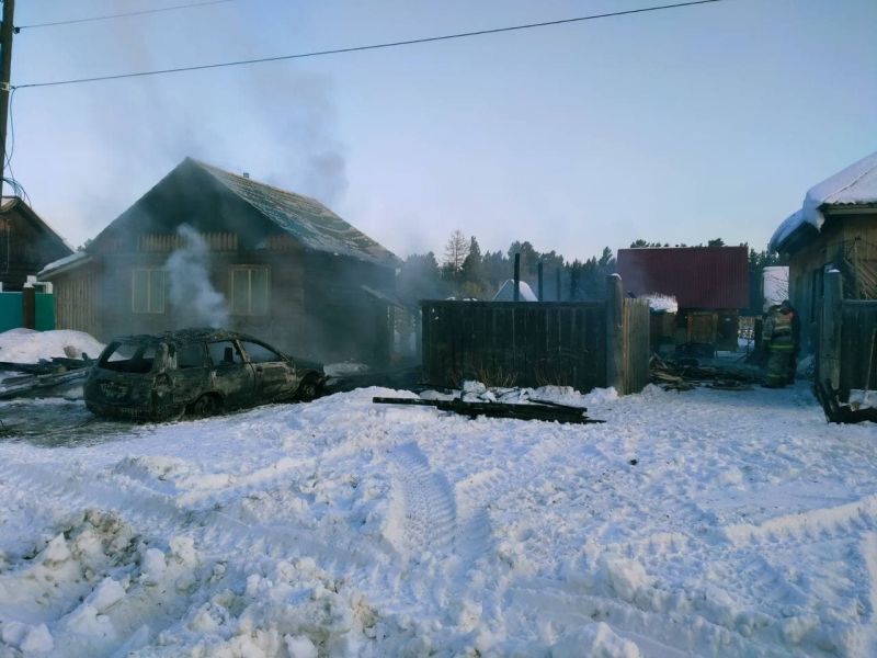 В Бурятии на пожаре сгорели два сарая, автомобиль и трактор В Бурятии на пожаре сгорели два сарая, автомобиль и трактор