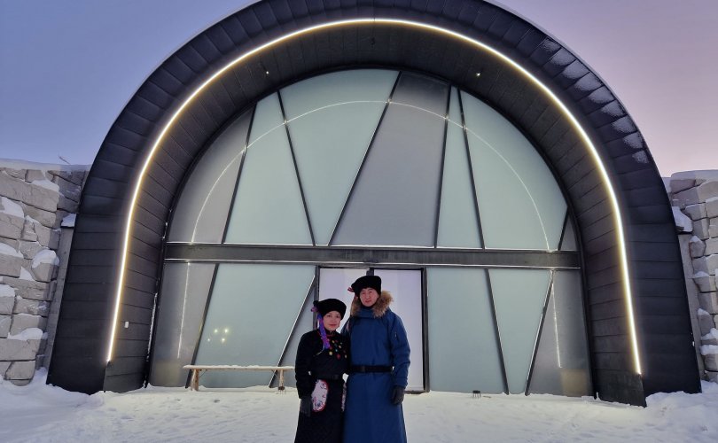 Монгольские резчики создали ледяной отель в Швеции