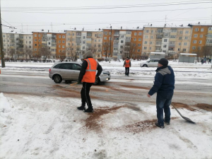 Сотрудники Администрации Октябрьского района проверяют посыпку дорог 