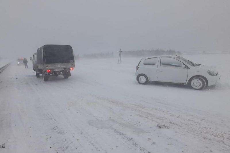 Тройное ДТП произошло на заснеженной дороге в Бурятии