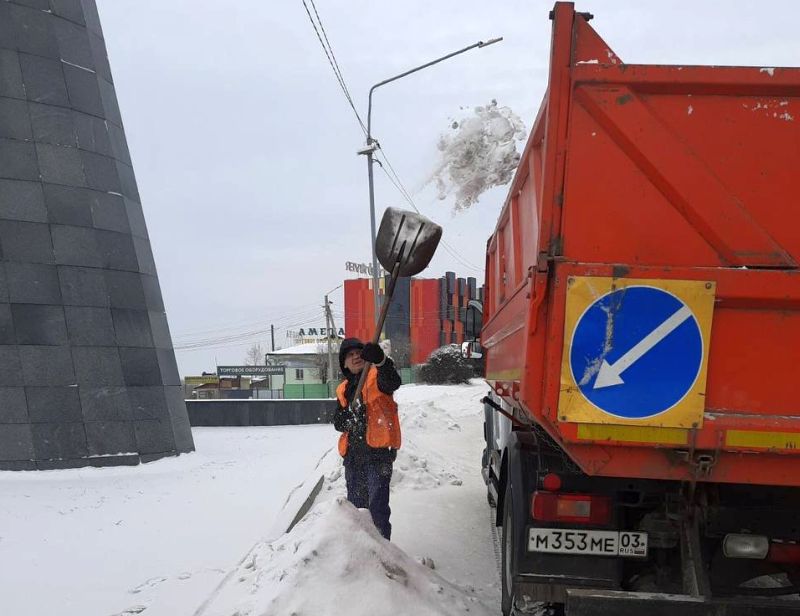 В Улан-Удэ непрерывно очищают городские улицы от снега
