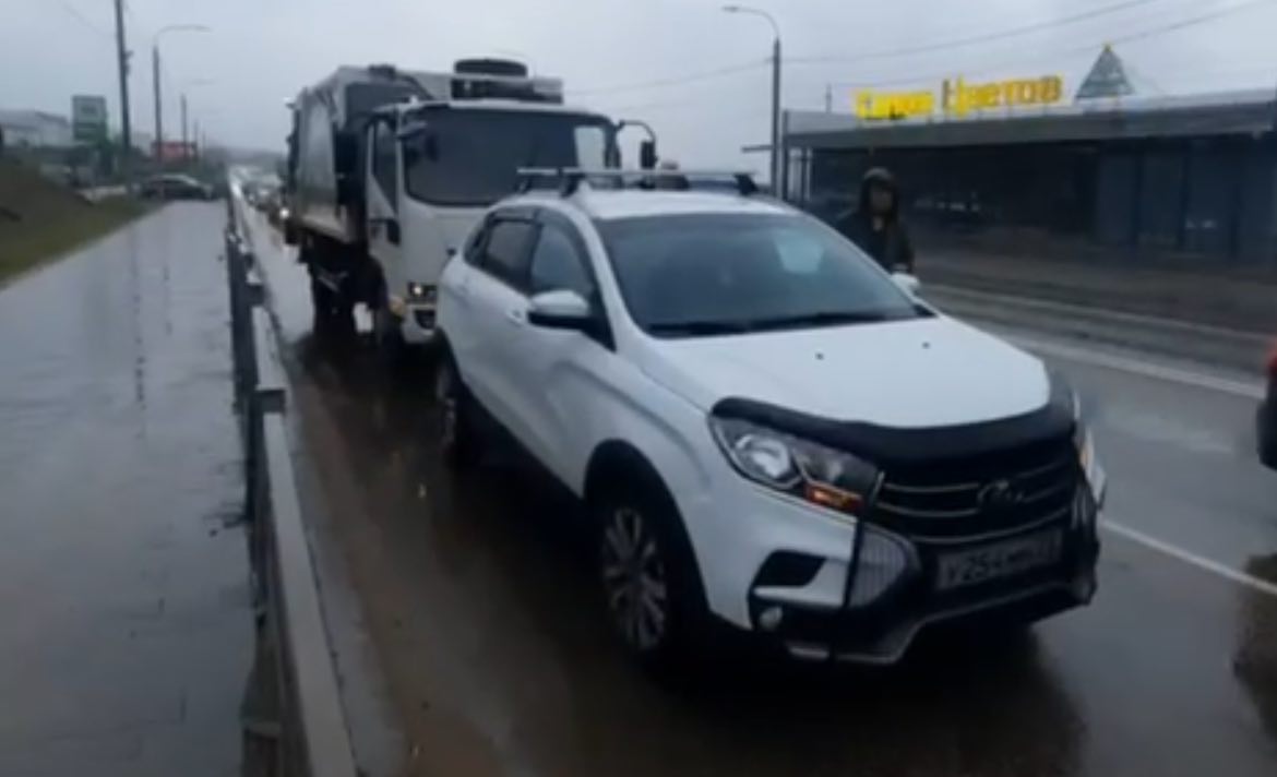 Грузовик и легковушка пострадали из-за пьяного десантника в Улан-Удэ Грузовик и легковушка пострадали из-за пьяного десантника в Улан-Удэ