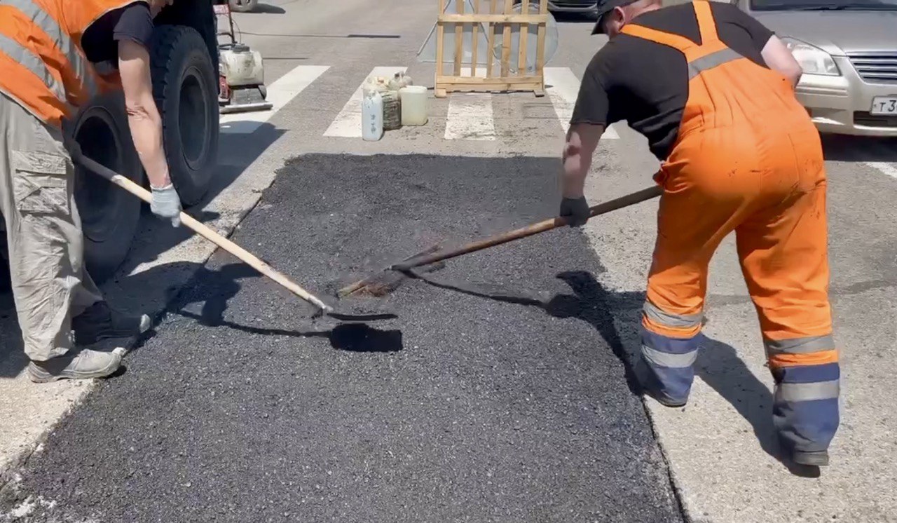 Дорожные ямы в Улан-Удэ заделывают горячим методом | 25.06.2024 | Новости  Улан-Удэ - БезФормата