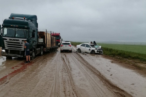 В Бурятии легковушка врезалась в огромный грузовик Скания