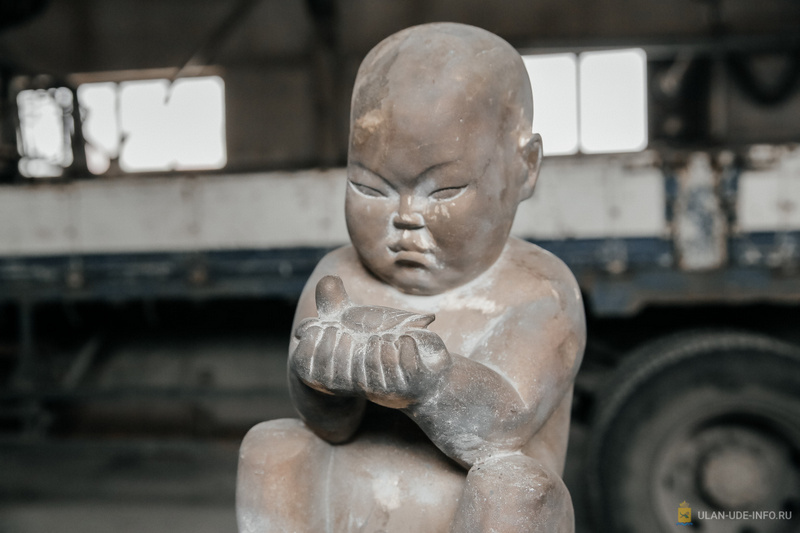 Для  Улан-Удэ у Даши Намдакова почти готова скульптура «Мальчик с птичкой» 
