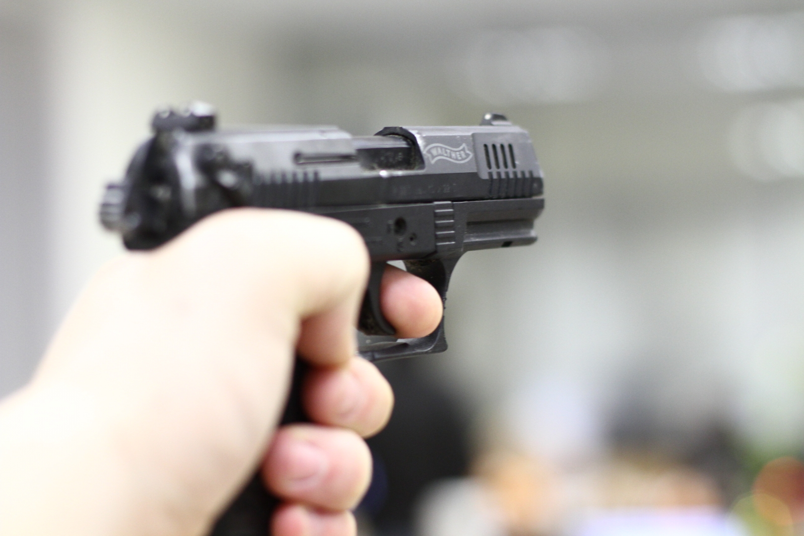 В Улан-Удэ преступники, угрожая пистолетом, украли пистолет