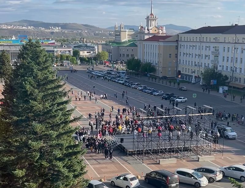Глава Бурятии пригласил жителей Улан-Удэ на дискотеку Глава Бурятии пригласил жителей Улан-Удэ на дискотеку