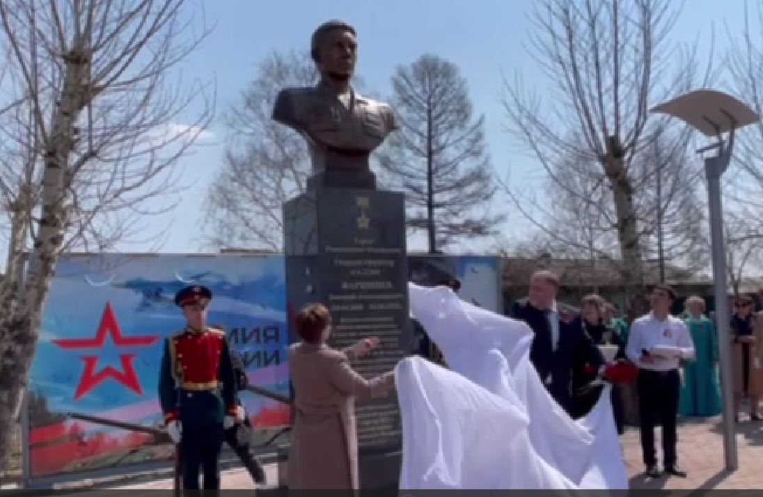 В районе Бурятии открыли памятник бойцу, погибшему в Украине 