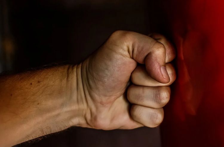 В Улан-Удэ агрессивный охранник получил 9 лет за убийство и грабеж В Улан-Удэ агрессивный охранник получил 9 лет за убийство и грабеж