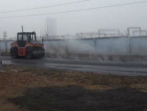 В Улан-Удэ укладывали асфальт в снежную погоду