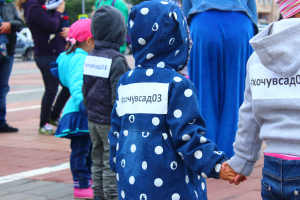 В Улан-Удэ прошел флэшмоб в поддержку семей, не получивших место в детском саду