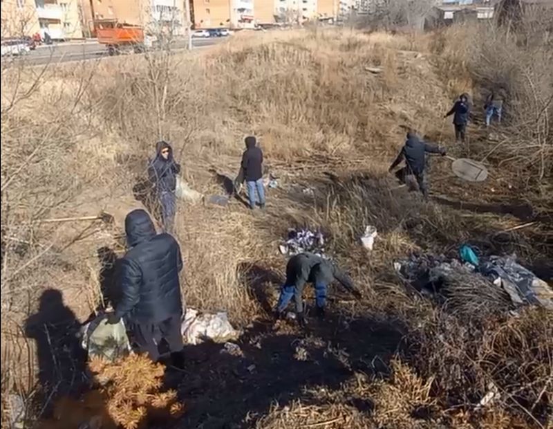 В Улан-Удэ чиновники убрали мусор за нерадивыми горожанами В Улан-Удэ чиновники убрали мусор за нерадивыми горожанами