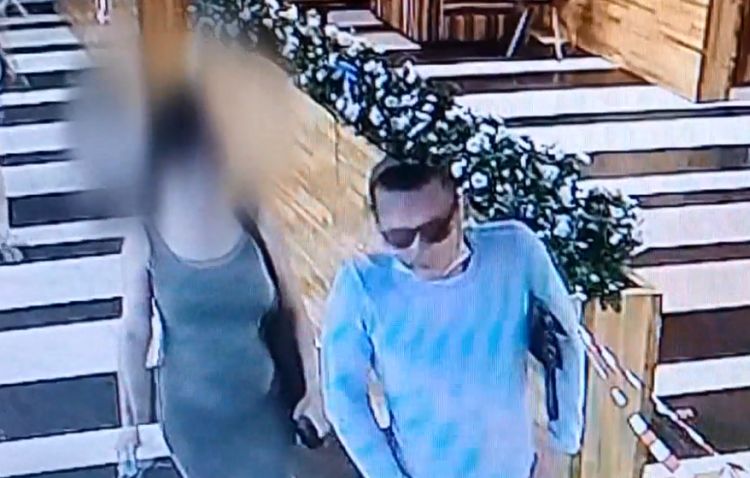 В Улан-Удэ мужчина во время семейного ужина стащил чужой телефон В Улан-Удэ мужчина во время семейного ужина стащил чужой телефон