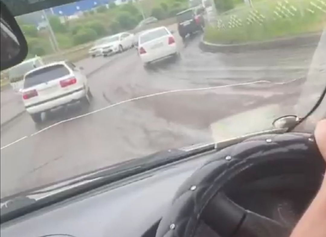 Жители Улан-Удэ жалуются на размытые дождем дорожные ямы