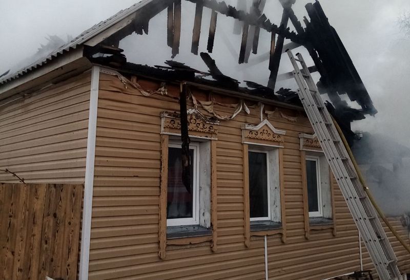 В Бурятии пожарные спасли от огня нежилой дом В Бурятии пожарные спасли от огня нежилой дом