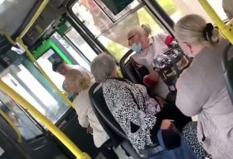 В Улан-Удэ старушки дали отпор агрессивному водителю внедорожника В Улан-Удэ старушки дали отпор агрессивному водителю внедорожника
