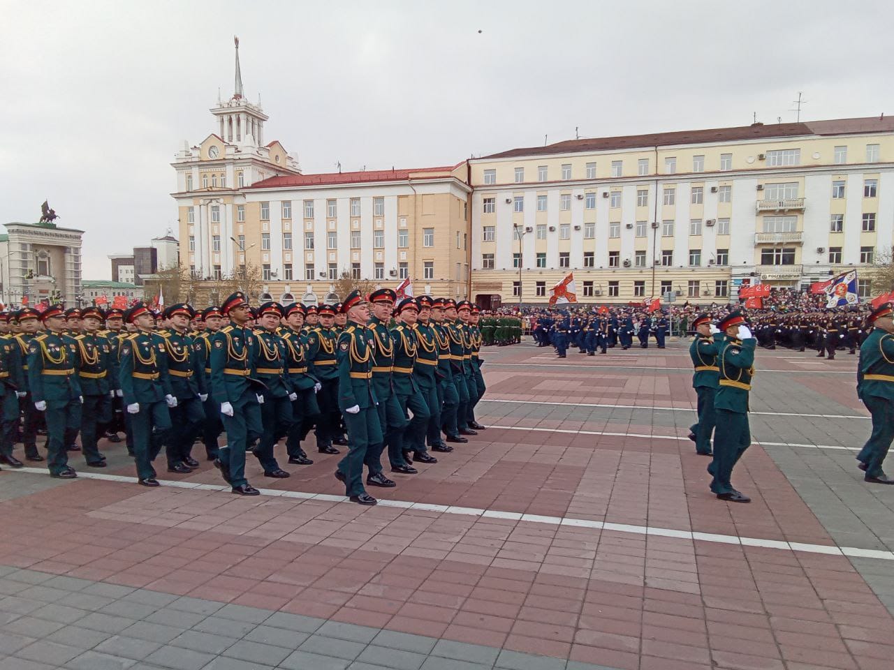 В Улан-Удэ торжественным маршем по площади Советов прошли более тысячи  военнослужащих | 10.05.2022 | Новости Улан-Удэ - БезФормата