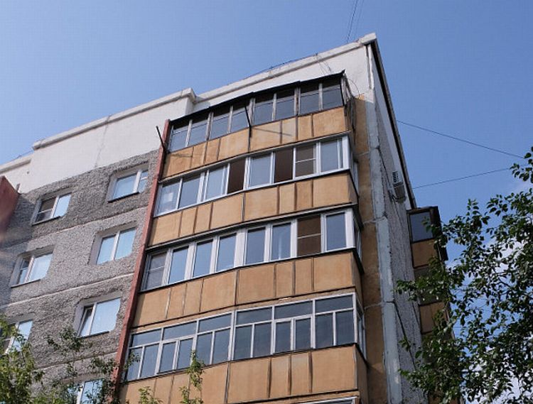 В Улан-Удэ мужчина полчаса провисел на балконе вниз головой В Улан-Удэ мужчина полчаса провисел на балконе вниз головой
