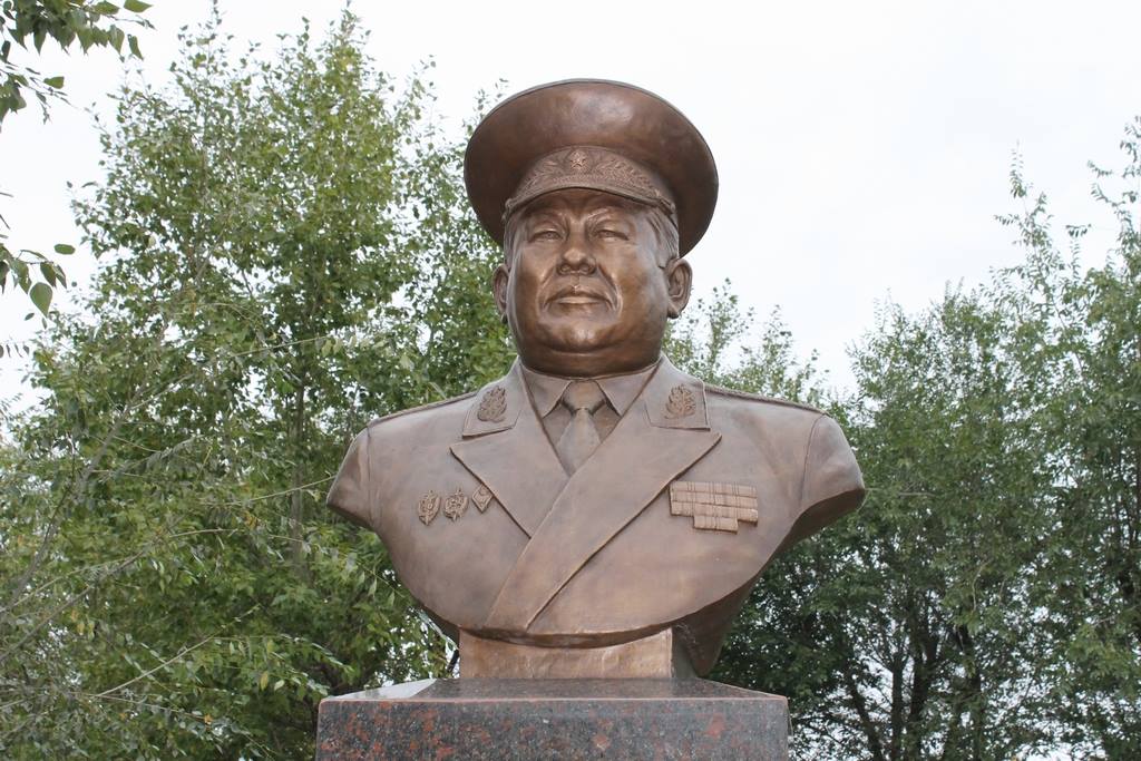 Бывшего главу КГБ и МВД Бурятии увековечили памятником