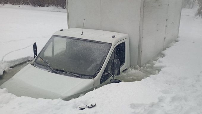 В Бурятии автомобиль провалился под лед 