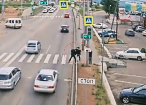 В Улан-Удэ пассажир элитного внедорожника побил пешехода