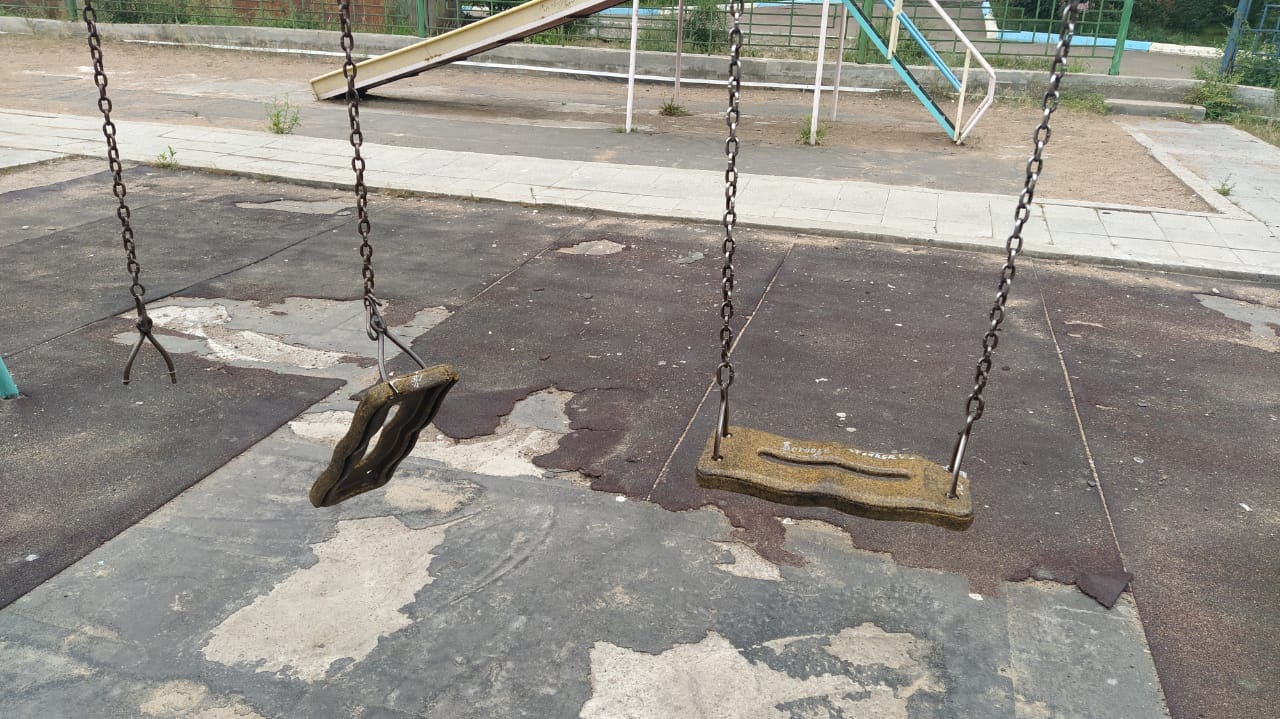 В Улан-Удэ на детских площадках проверяющие обнаружили ветхие качели и бродячих животных В Улан-Удэ на детских площадках проверяющие обнаружили ветхие качели и бродячих животных