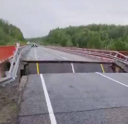 На дороге в сторону села Кырен частично обрушился мост На дороге в сторону села Кырен частично обрушился мост