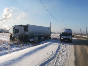 В Бурятии водитель минивэна погиб в столкновении с фурой