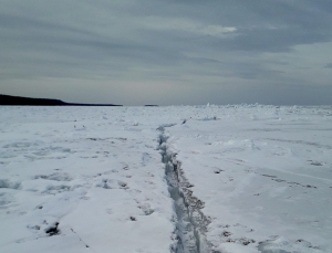 В Бурятии двое мужчин на вездеходе провались под лед Байкала 