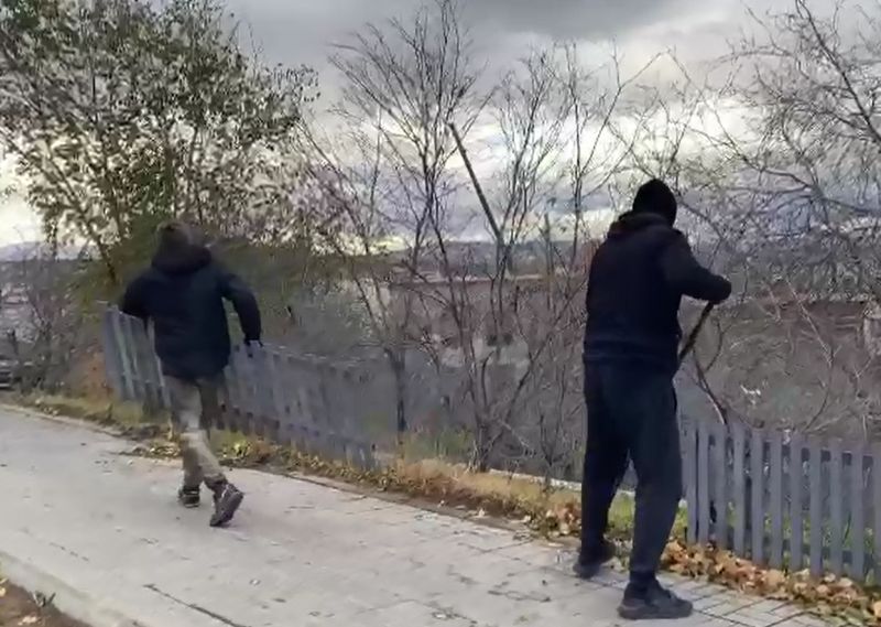 В центре Улан-Удэ сносят деревянные заборчики