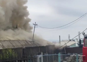 В Улан-Удэ двухквартирный дом сгорел из-за короткого замыкания