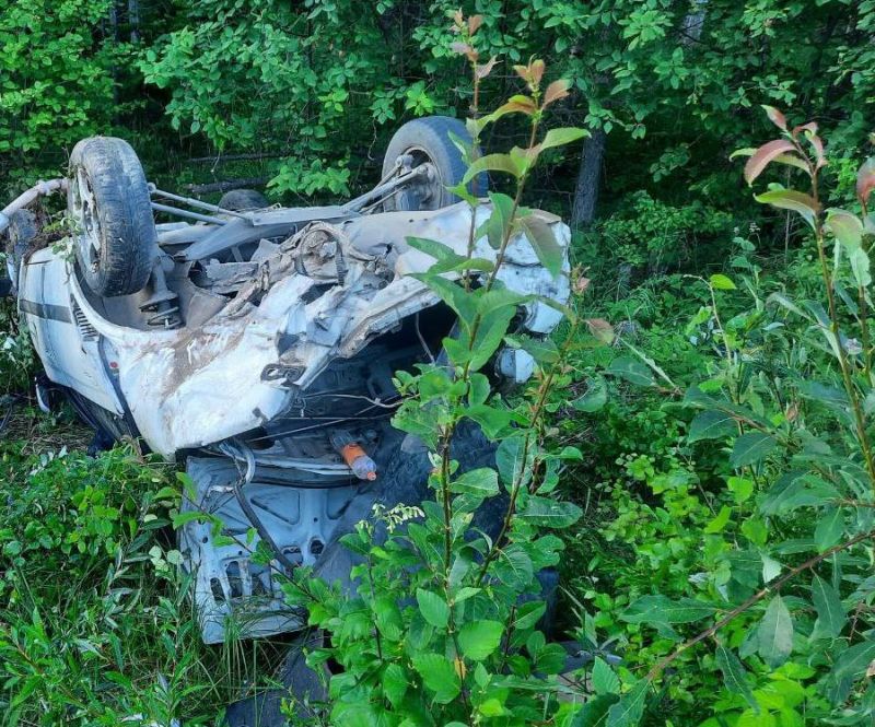 На трассе в Бурятии перевернулась легковушка На трассе в Бурятии перевернулась легковушка