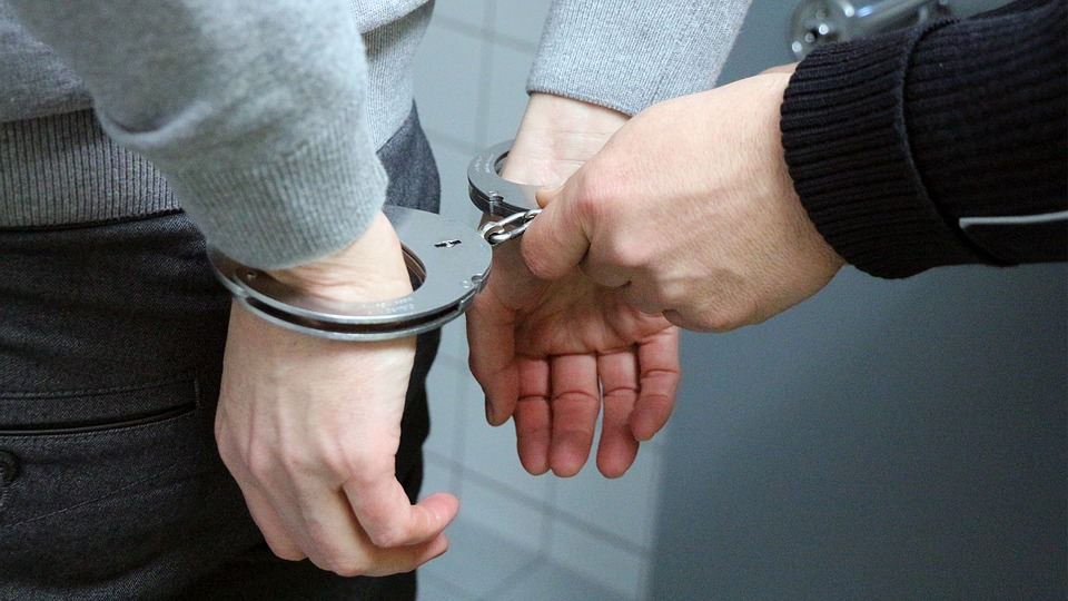 В Улан-Удэ мужчина при задержании разбил украденный телефон