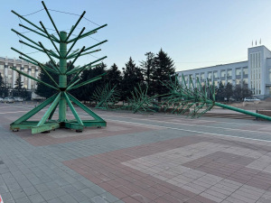 На площади Советов началась сборка главной городской ёлки