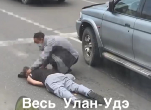 В Улан-Удэ пьяного пассажира выгнали с трамвая и он тут же попал под машину